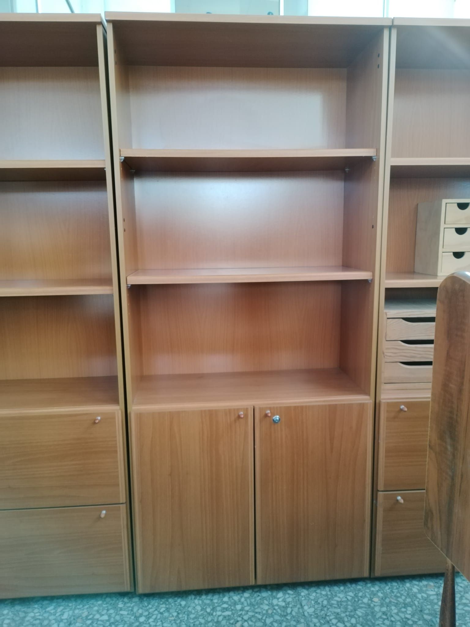 Estantería de madera clara con puertas - miniatura 4