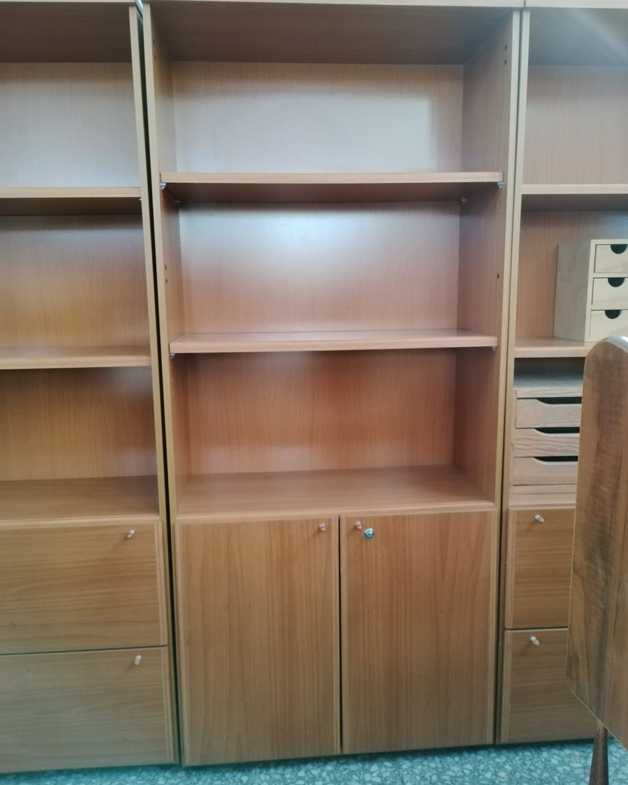 Estantería de madera clara con puertas - imagen 4