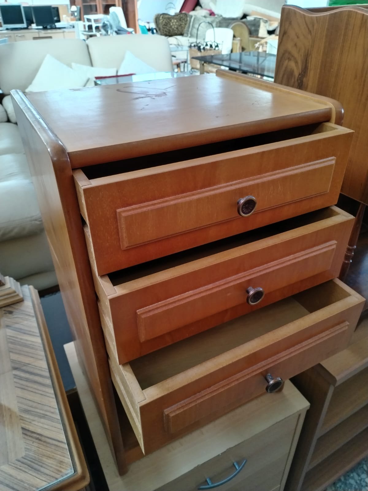 Mesita de noche de madera con tres cajones - imagen 1