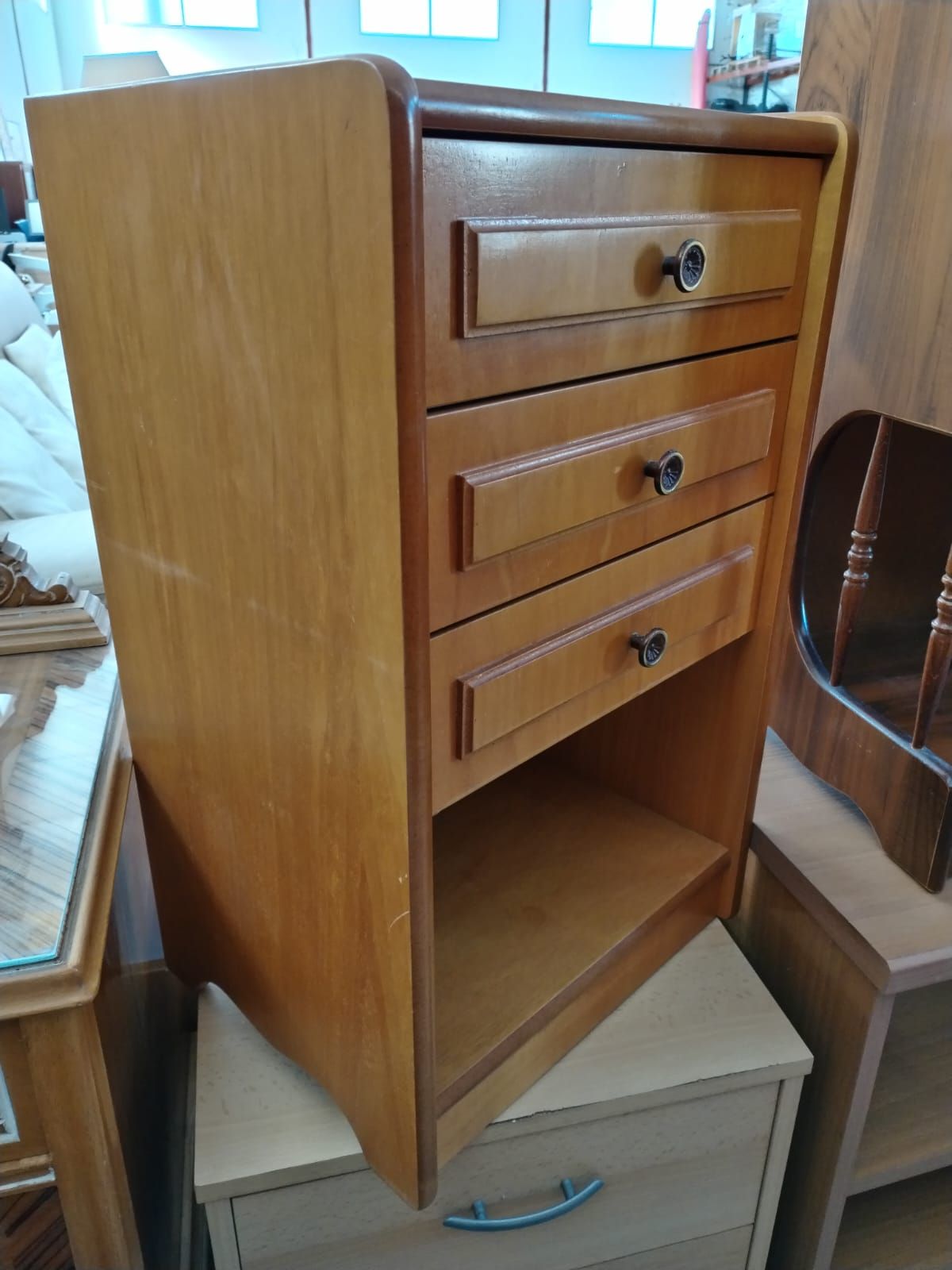Mesita de noche de madera con tres cajones - miniatura 2