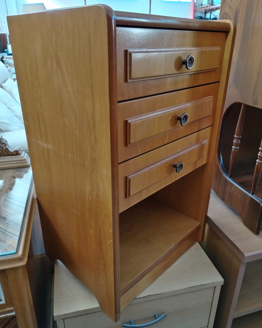 Mesita de noche de madera con tres cajones - imagen 2