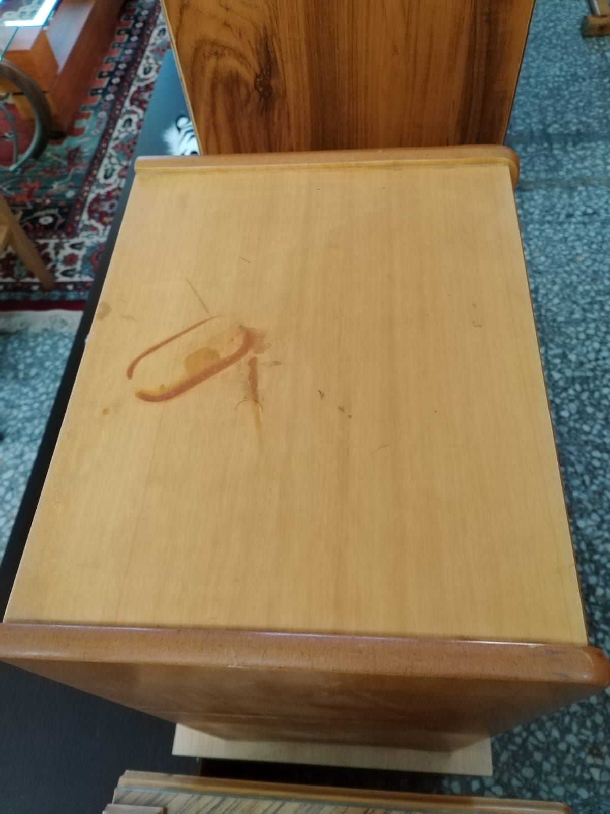Mesita de noche de madera con tres cajones - miniatura 3