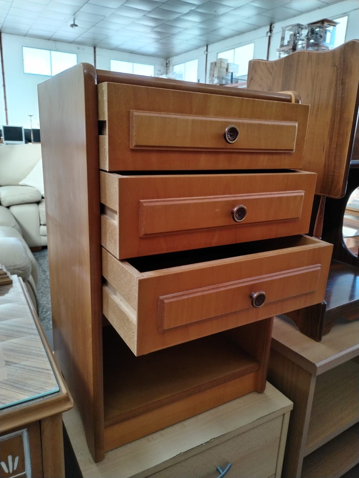 Mesita de noche de madera con tres cajones - miniatura 4