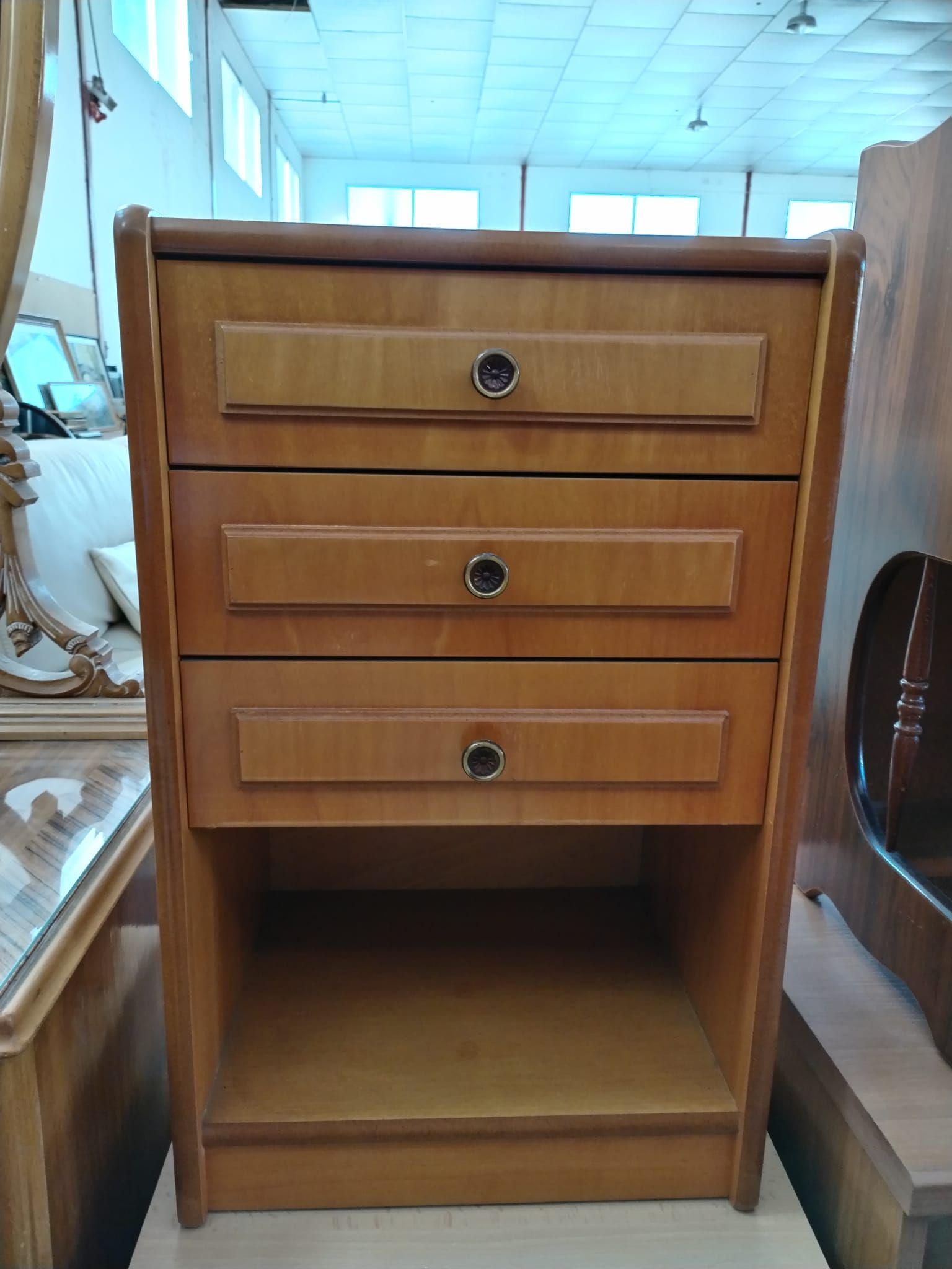 Mesita de noche de madera con tres cajones - miniatura 5