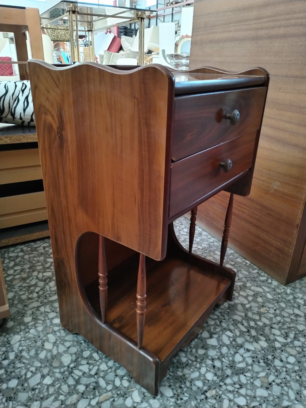 Mesita de noche vintage con dos cajones y repisa - miniatura 5