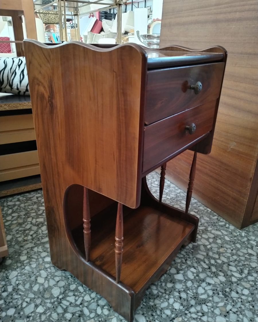 Mesita de noche vintage con dos cajones y repisa - imagen 5