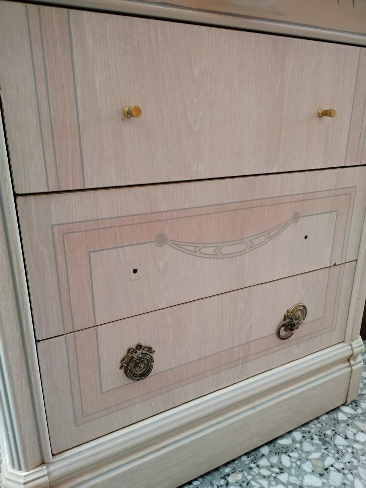 Mesita de noche clásica de madera con tres cajones - miniatura 2