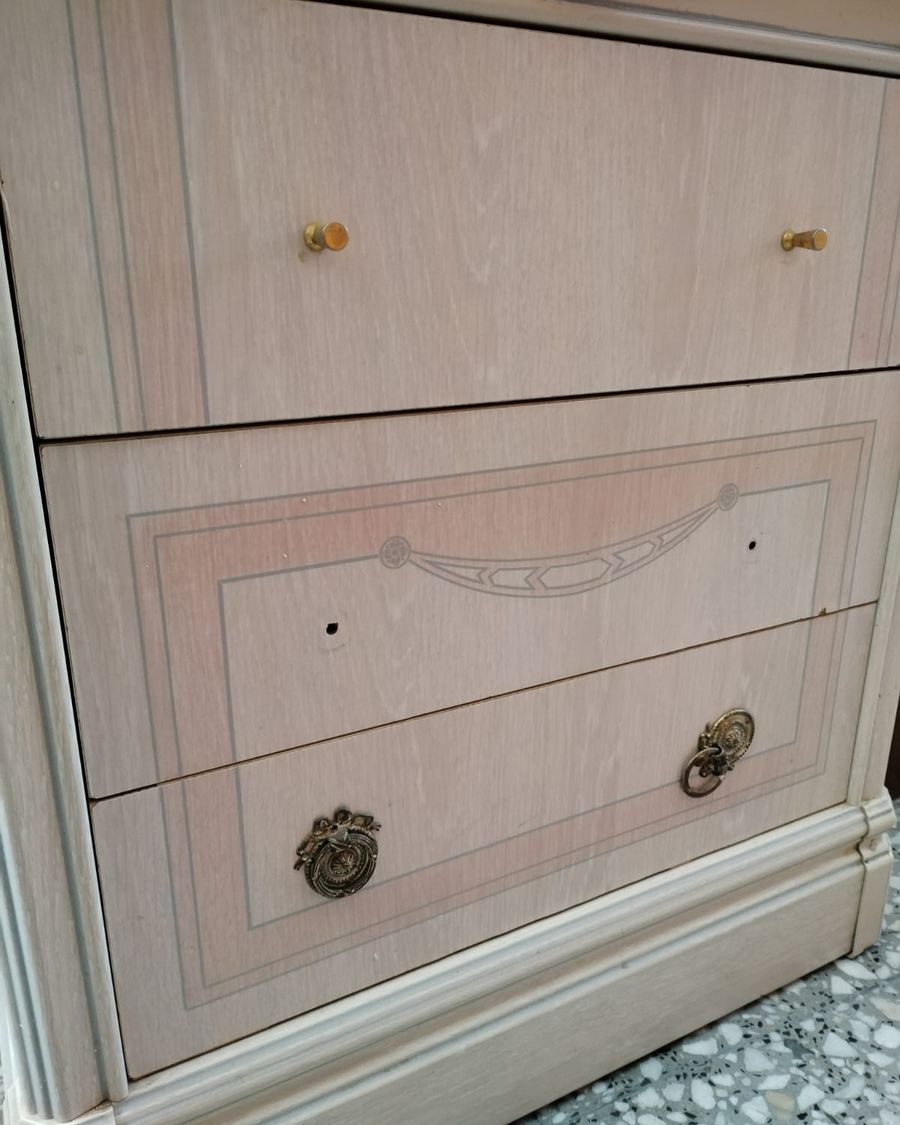 Mesita de noche clásica de madera con tres cajones - imagen 2