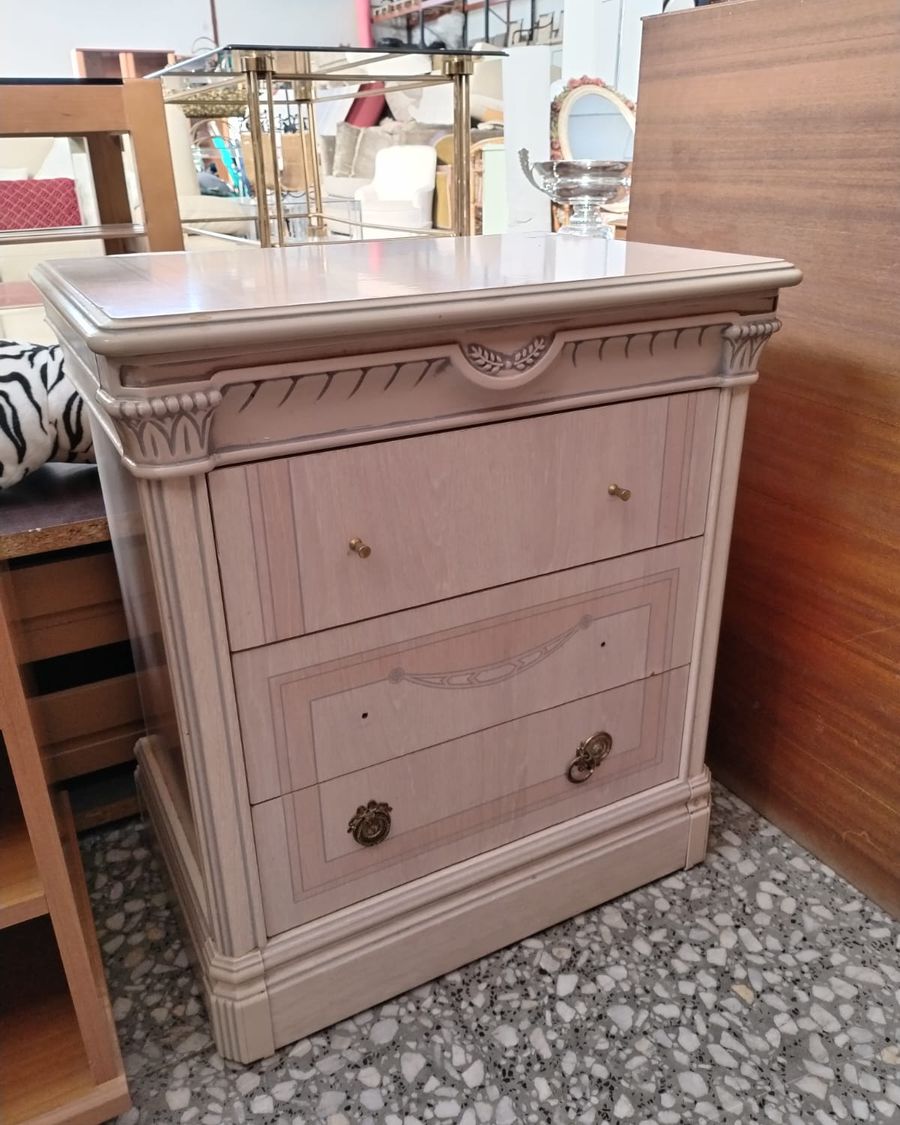 Mesita de noche clásica de madera con tres cajones - imagen 4