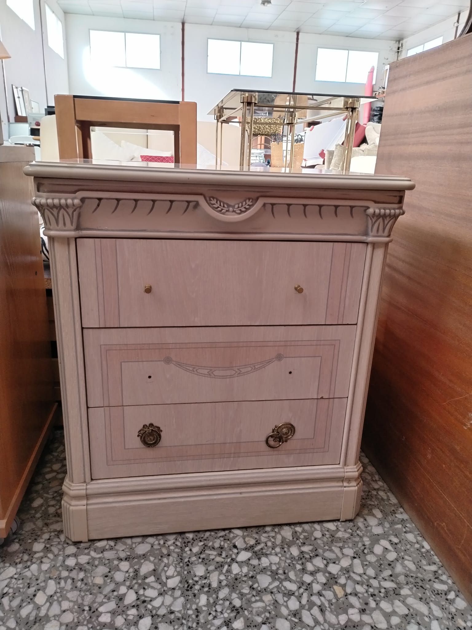 Mesita de noche clásica de madera con tres cajones - miniatura 5