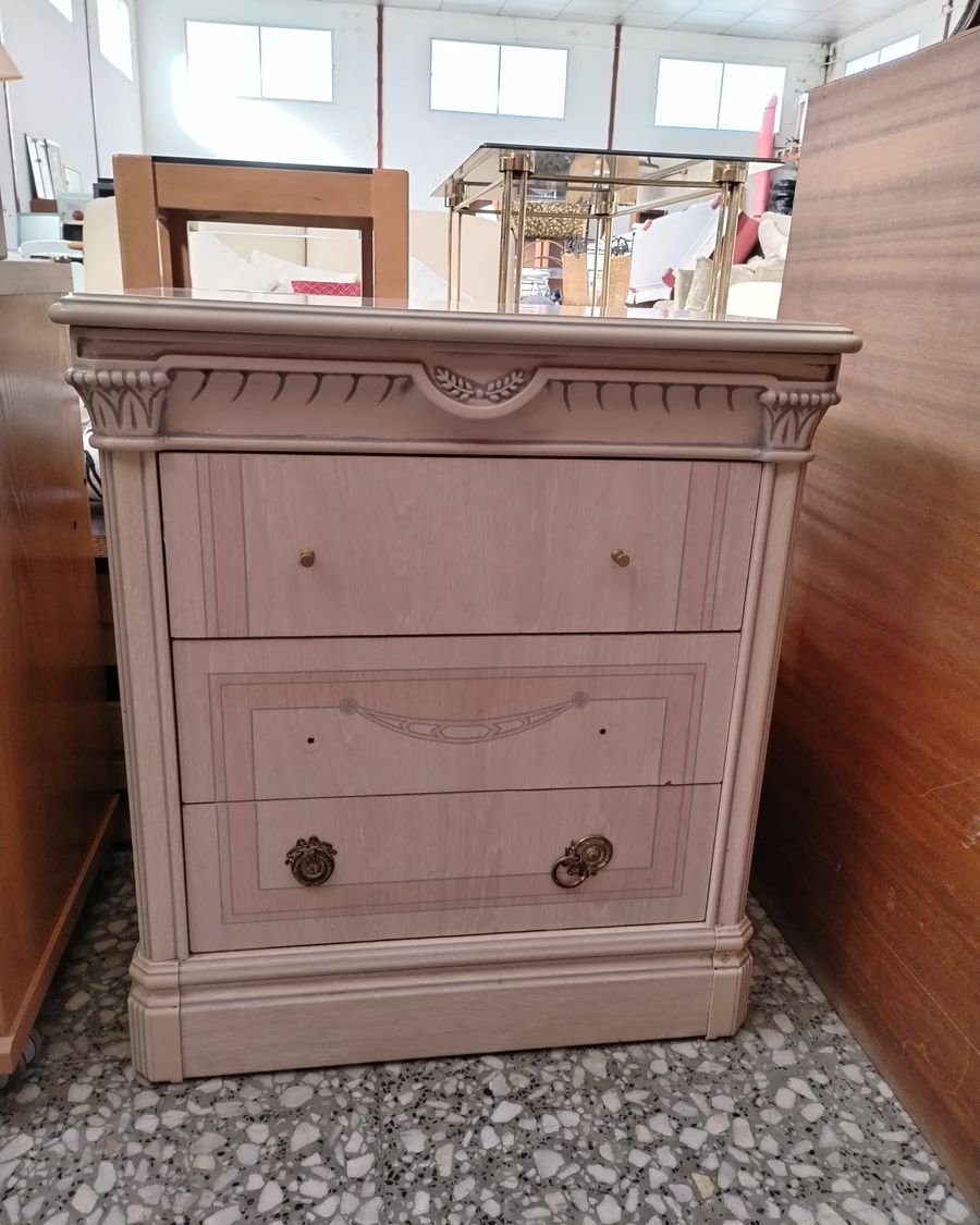 Mesita de noche clásica de madera con tres cajones - imagen 5