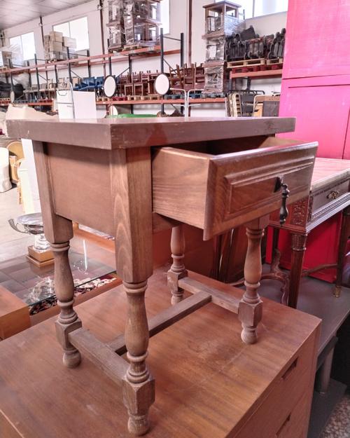 Mesilla de noche rústica de madera con cajón
