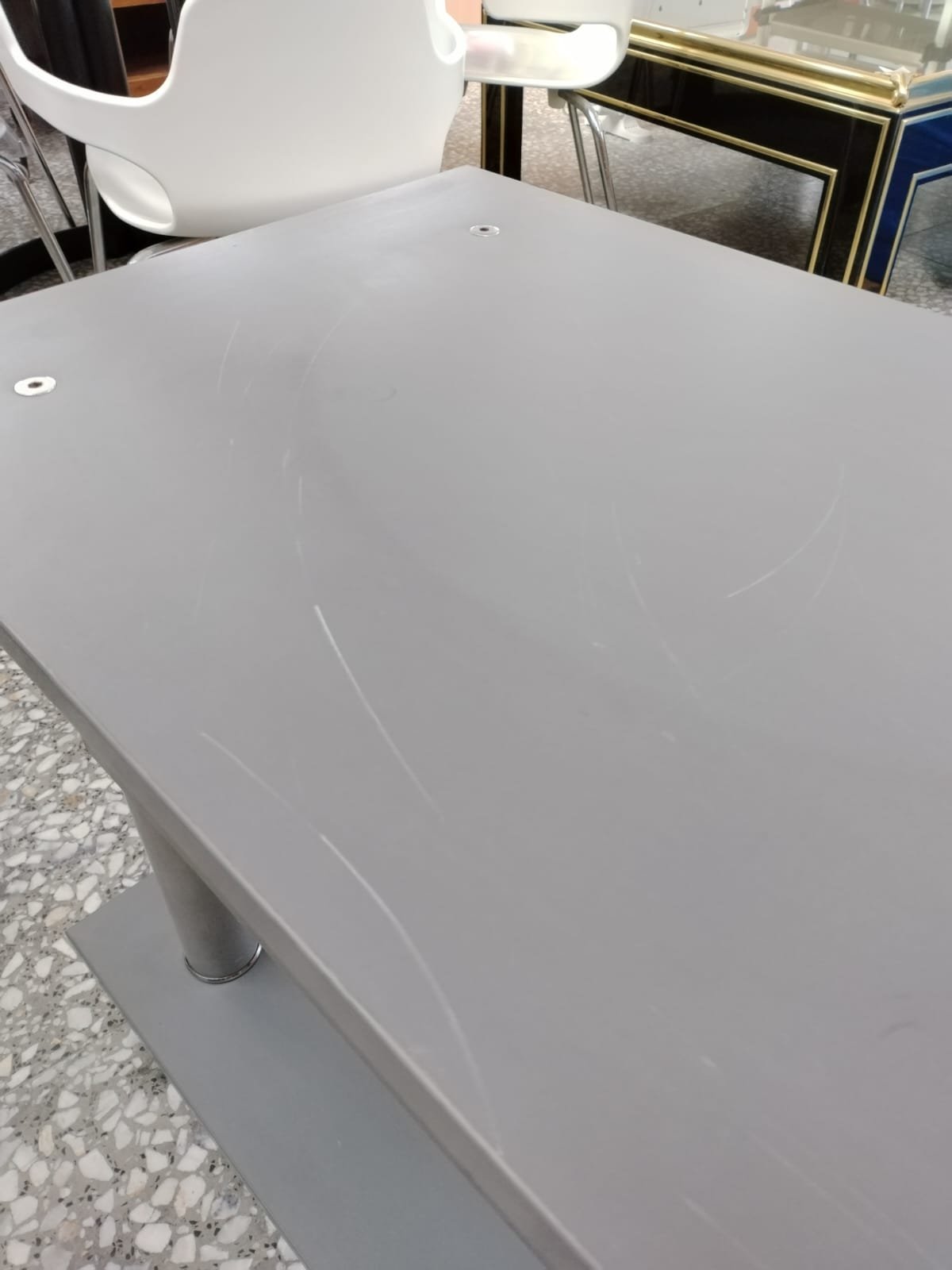 Mesa de TV gris con estructura metálica - imagen 1
