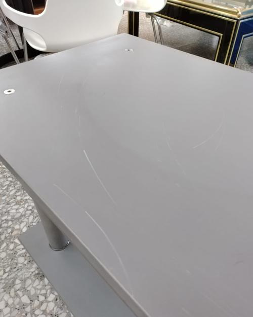 Mesa de TV gris con estructura metálica