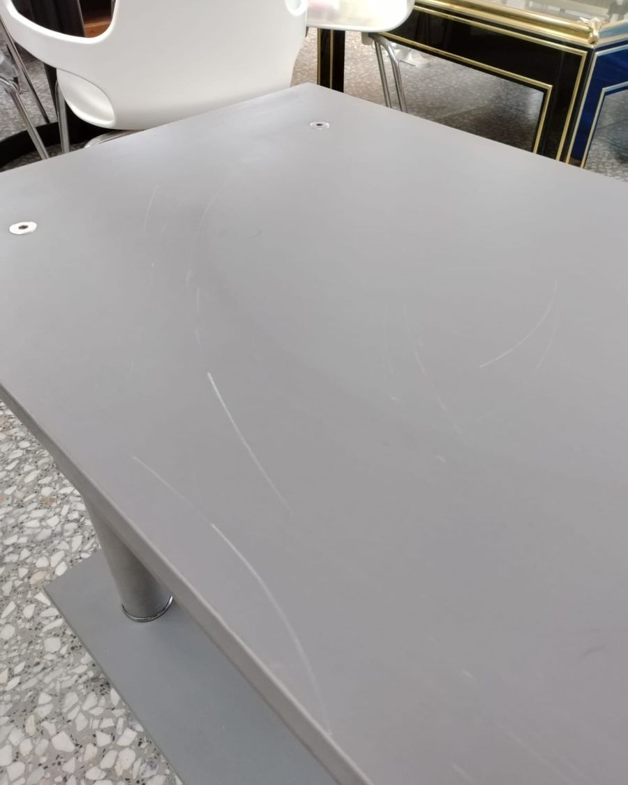 Mesa de TV gris con estructura metálica - imagen 1