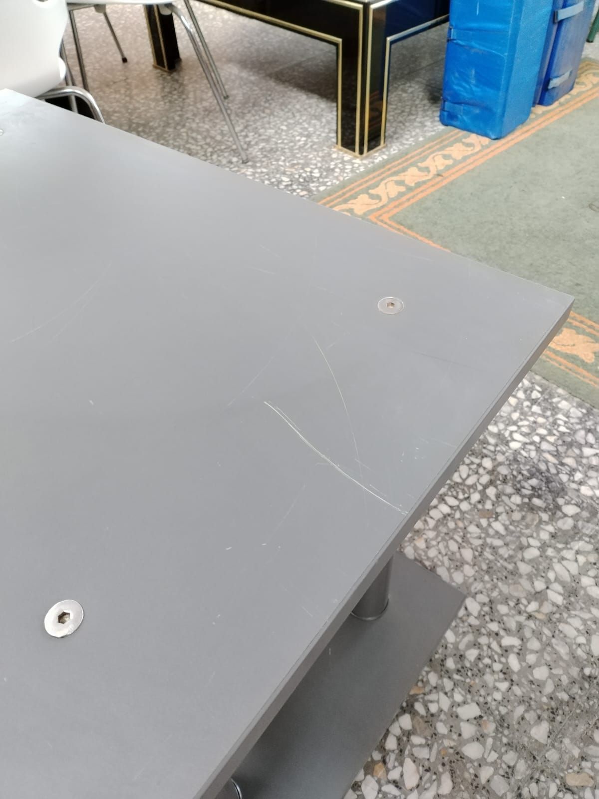 Mesa de TV gris con estructura metálica