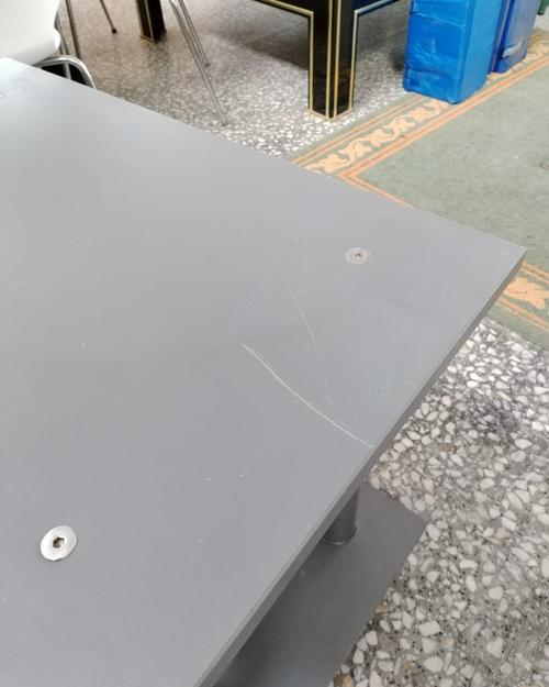 Mesa de TV gris con estructura metálica