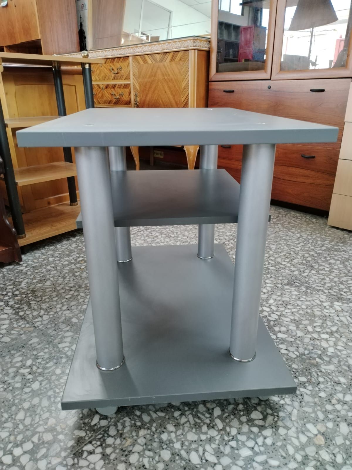 Mesa de TV gris con estructura metálica - miniatura 3