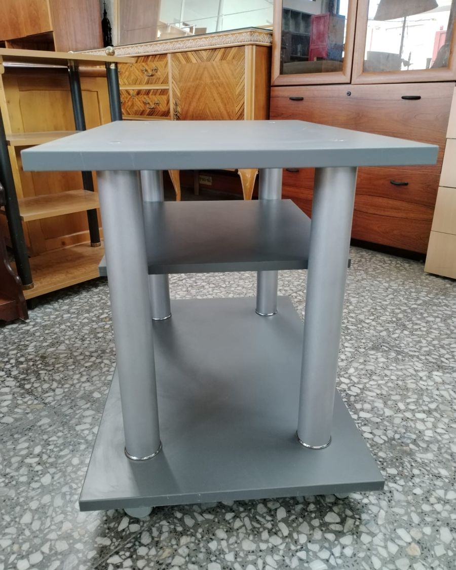 Mesa de TV gris con estructura metálica - imagen 3