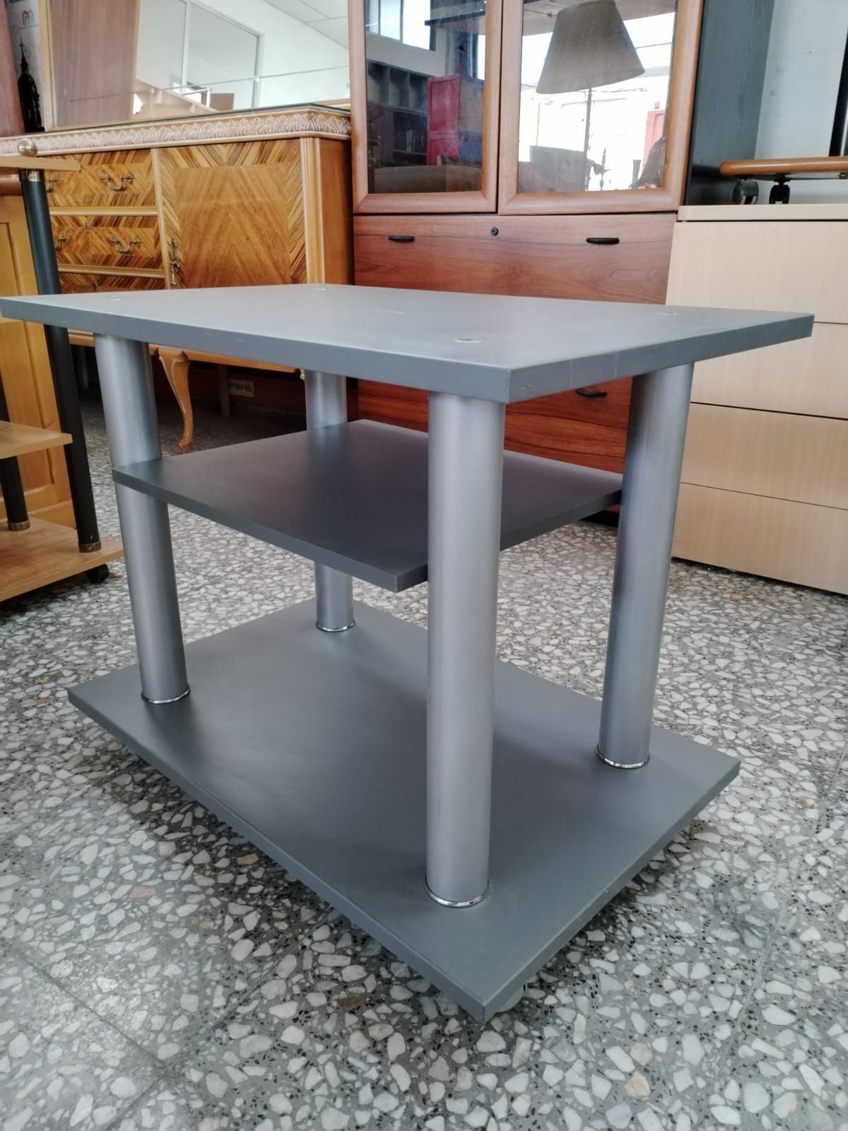Mesa de TV gris con estructura metálica - miniatura 4