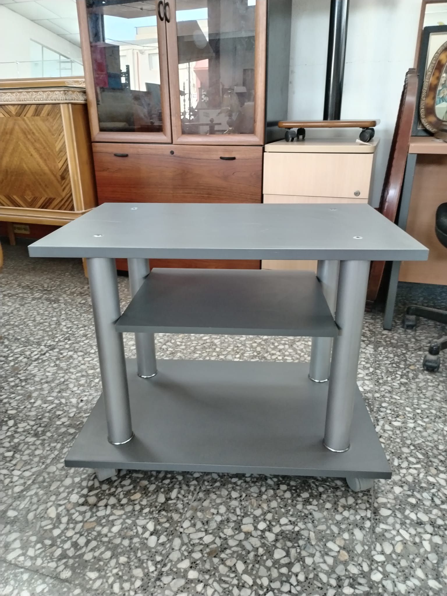 Mesa de TV gris con estructura metálica - miniatura 5