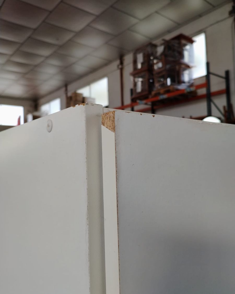 Armario blanco de dos puertas - imagen 2