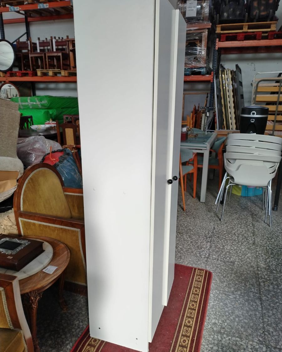 Armario blanco de dos puertas - imagen 3