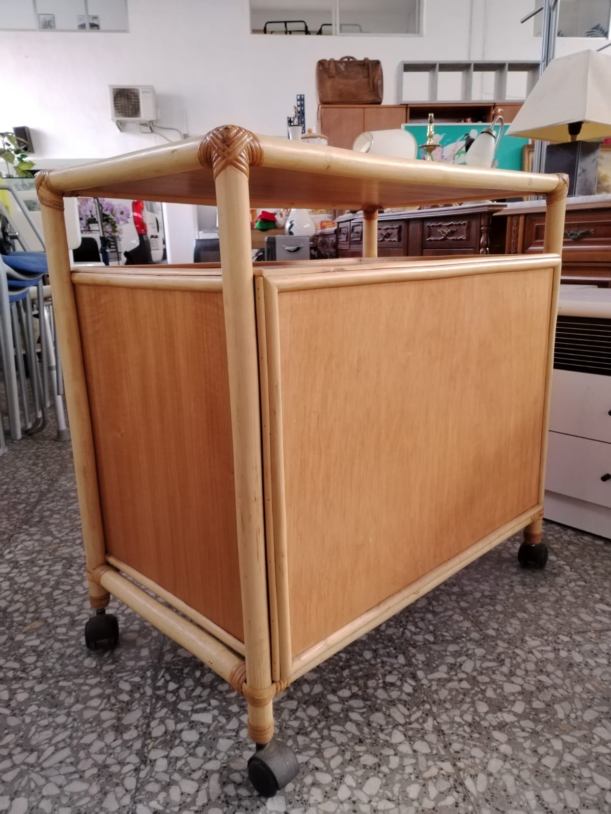 Mueble auxiliar de bambú y ratán con ruedas - imagen 1