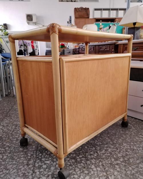 Mueble auxiliar de bambú y ratán con ruedas