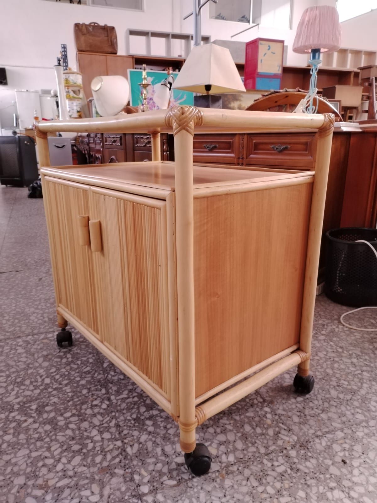 Mueble auxiliar de bambú y ratán con ruedas - miniatura 2