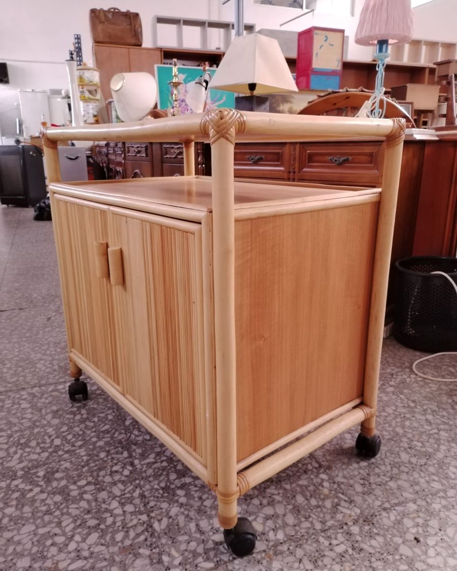 Mueble auxiliar de bambú y ratán con ruedas - imagen 2