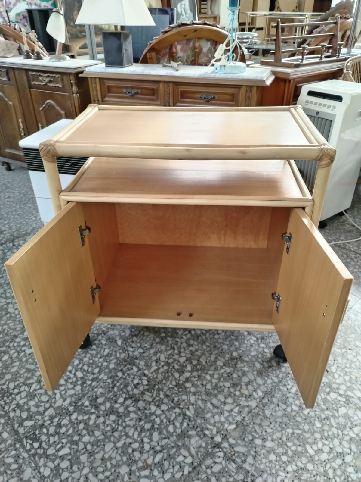 Mueble auxiliar de bambú y ratán con ruedas - miniatura 3