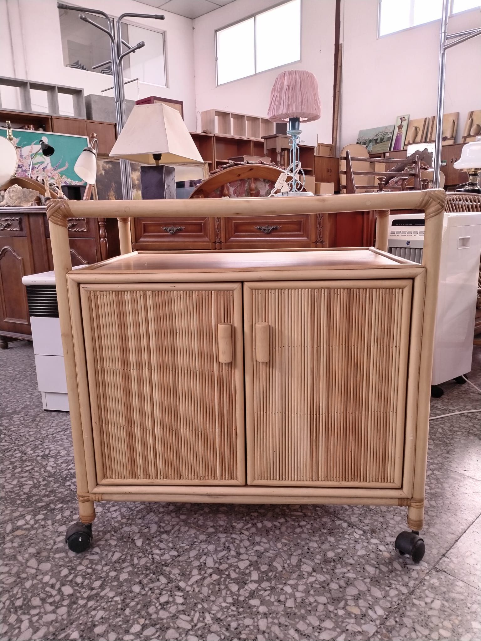 Mueble auxiliar de bambú y ratán con ruedas - miniatura 5