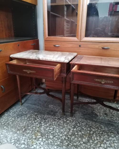 Par de mesitas de noche estilo Luis XVI