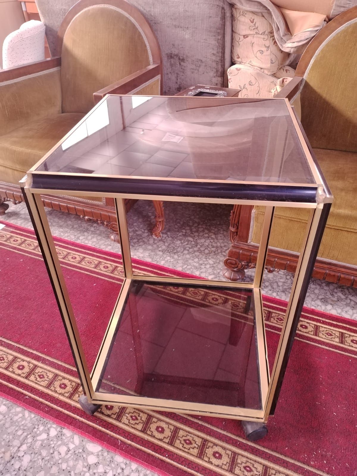Mesa auxiliar de latón y cristal ahumado con ruedas