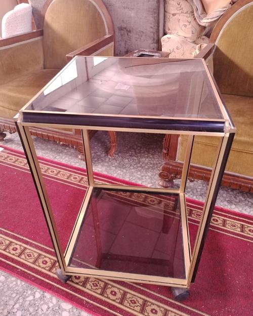 Mesa auxiliar de latón y cristal ahumado con ruedas