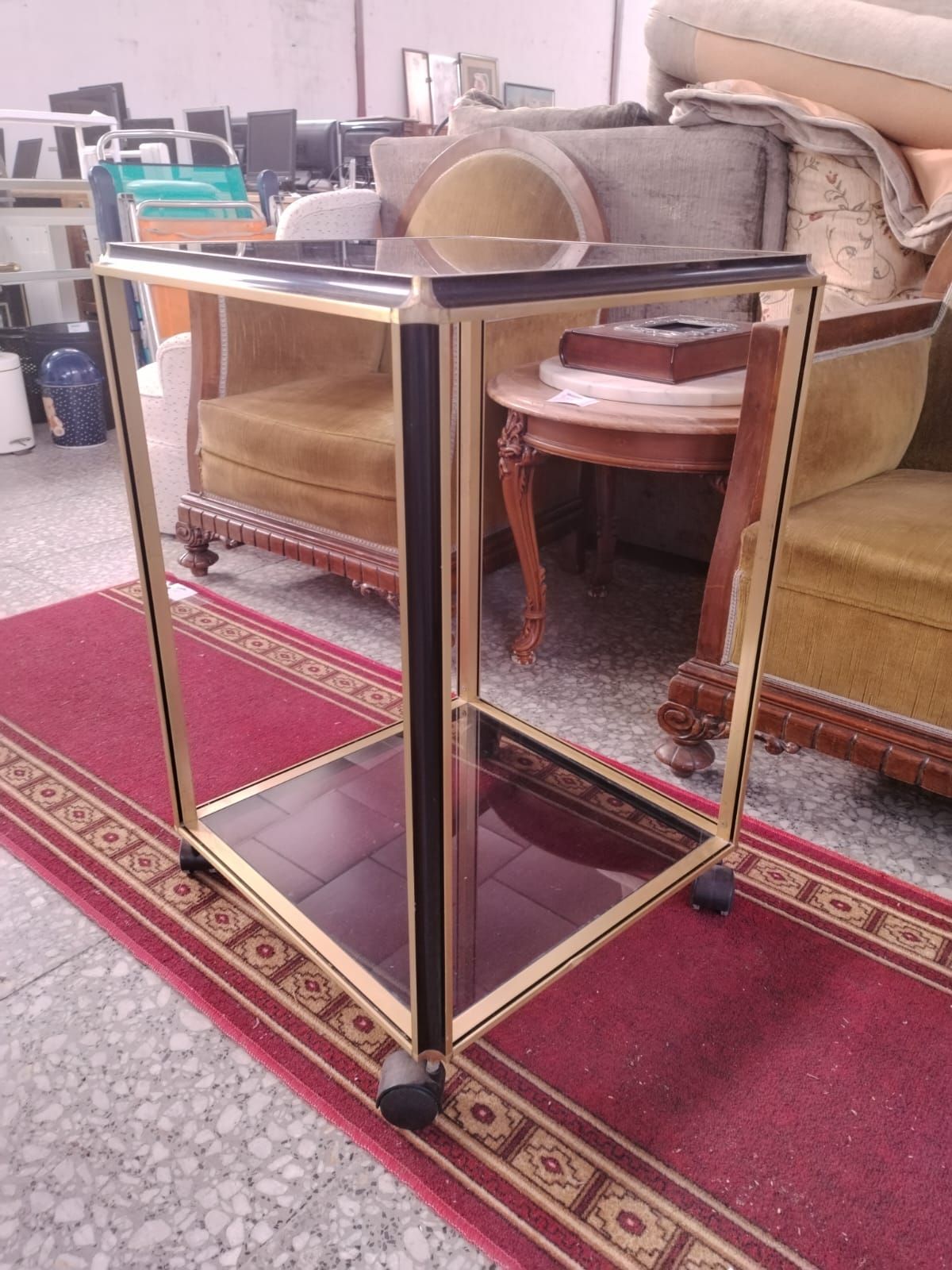 Mesa auxiliar de latón y cristal ahumado con ruedas