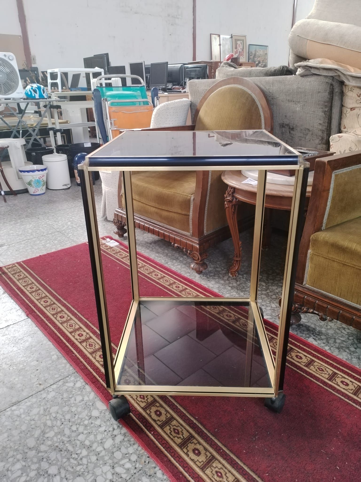 Mesa auxiliar de latón y cristal ahumado con ruedas - miniatura 4