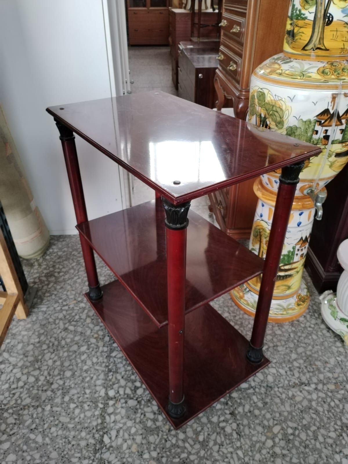 Mueble de tv de madera vinotinto