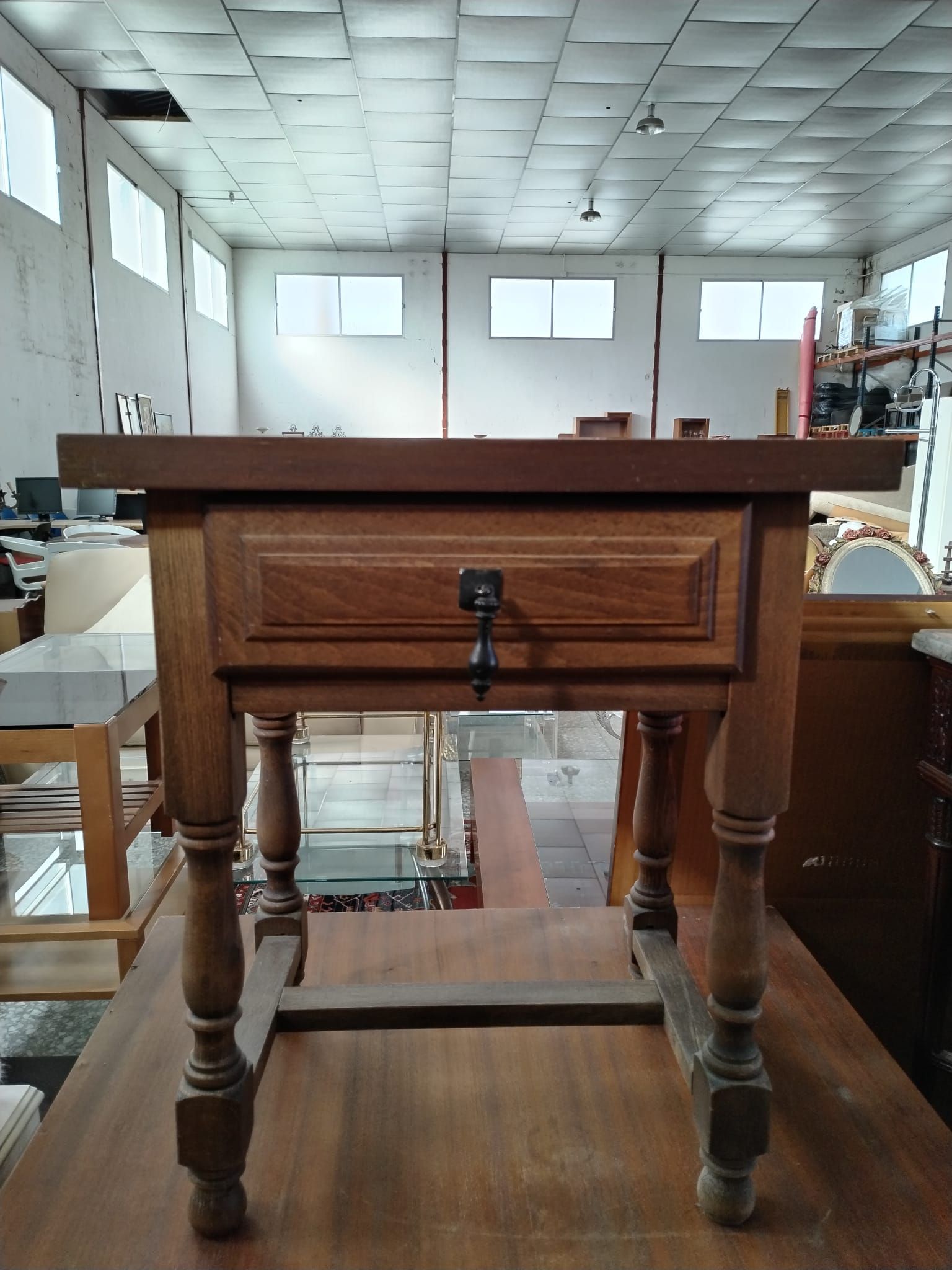 Mesilla de noche rústica de madera con un cajón