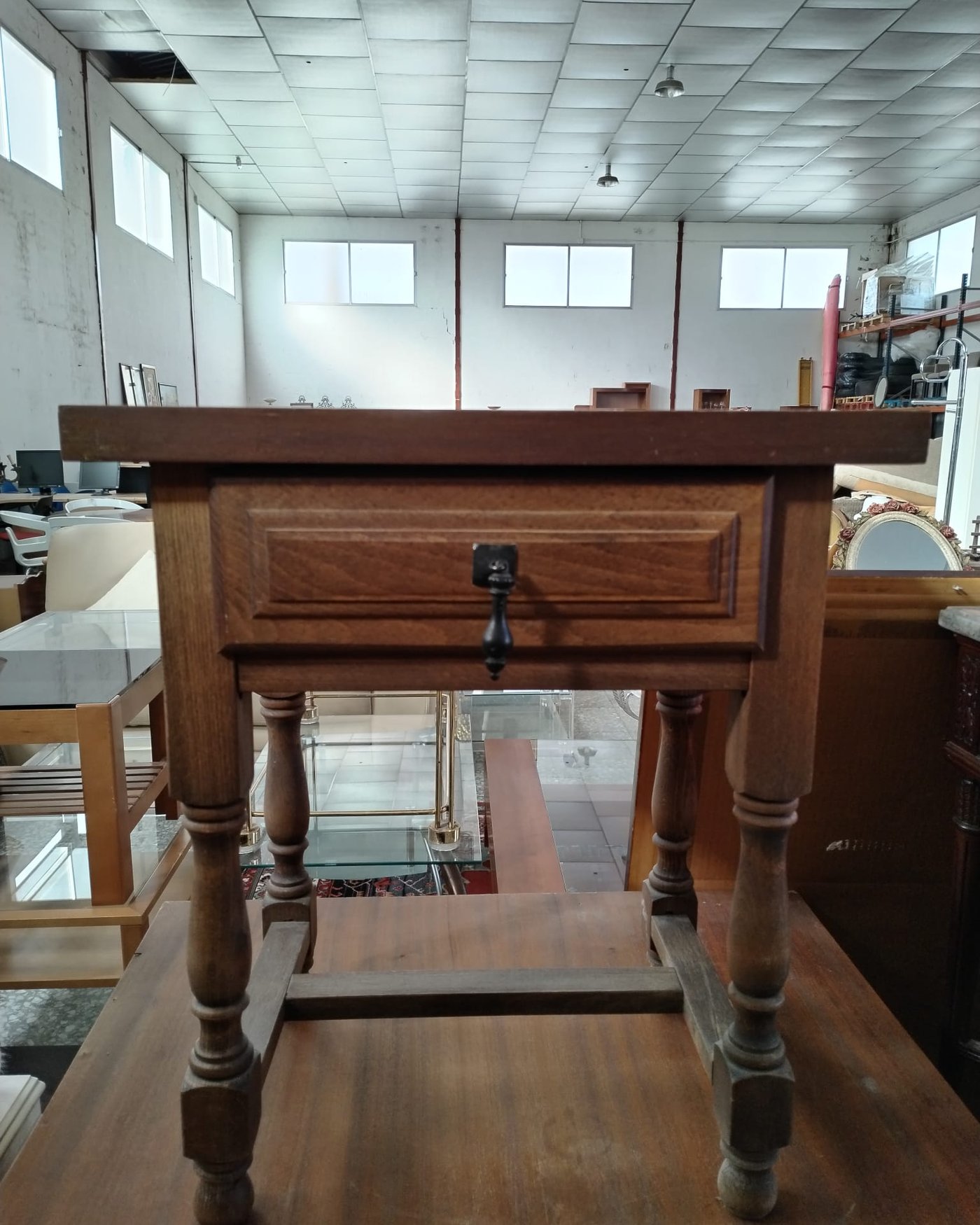 Mesilla de noche rústica de madera con un cajón - imagen 1