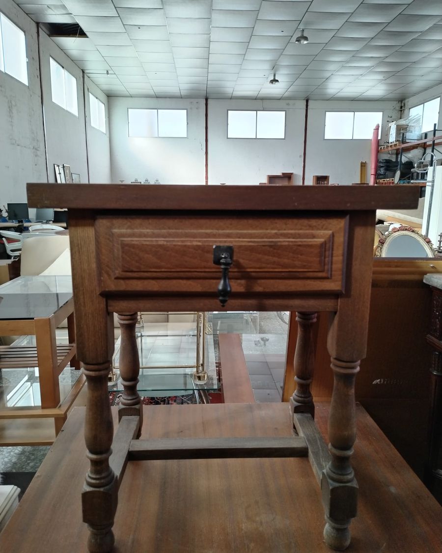 Mesilla de noche rústica de madera con un cajón - imagen 1