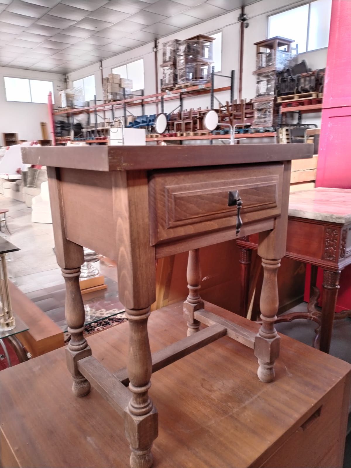 Mesilla de noche rústica de madera con un cajón