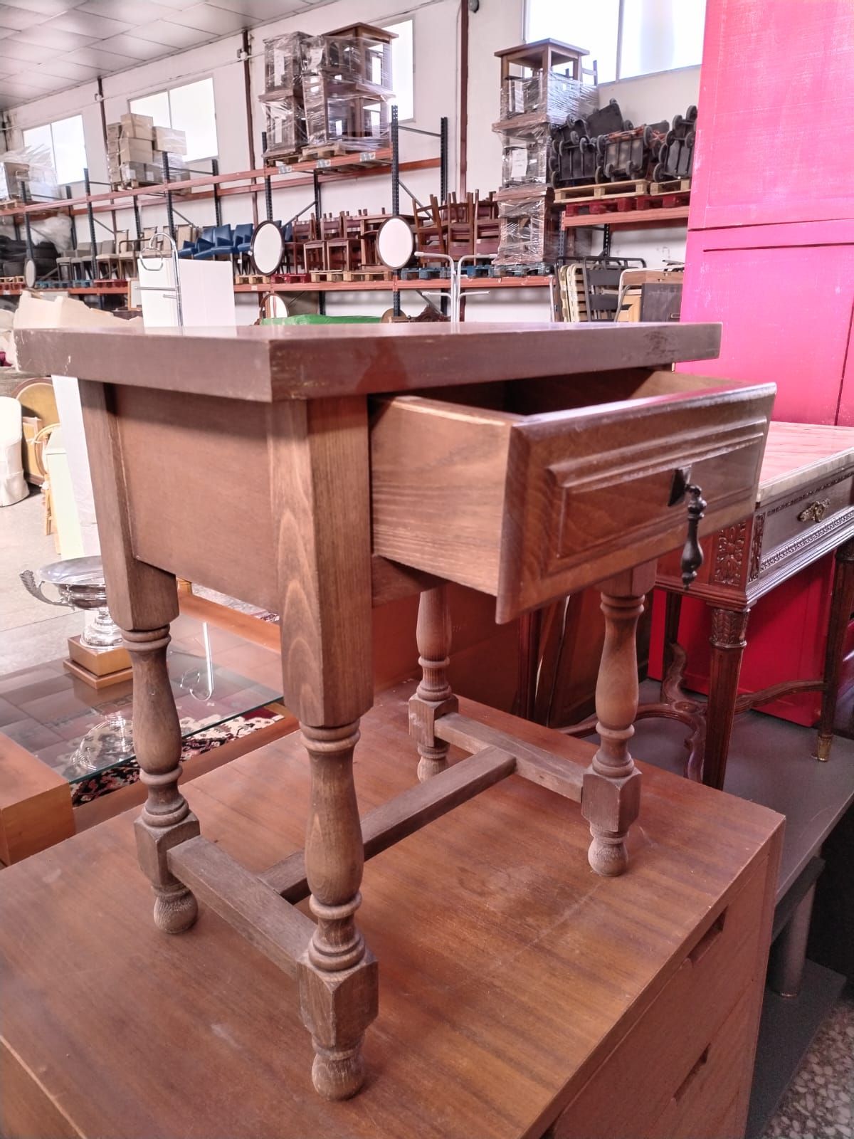 Mesilla de noche rústica de madera con un cajón - miniatura 3