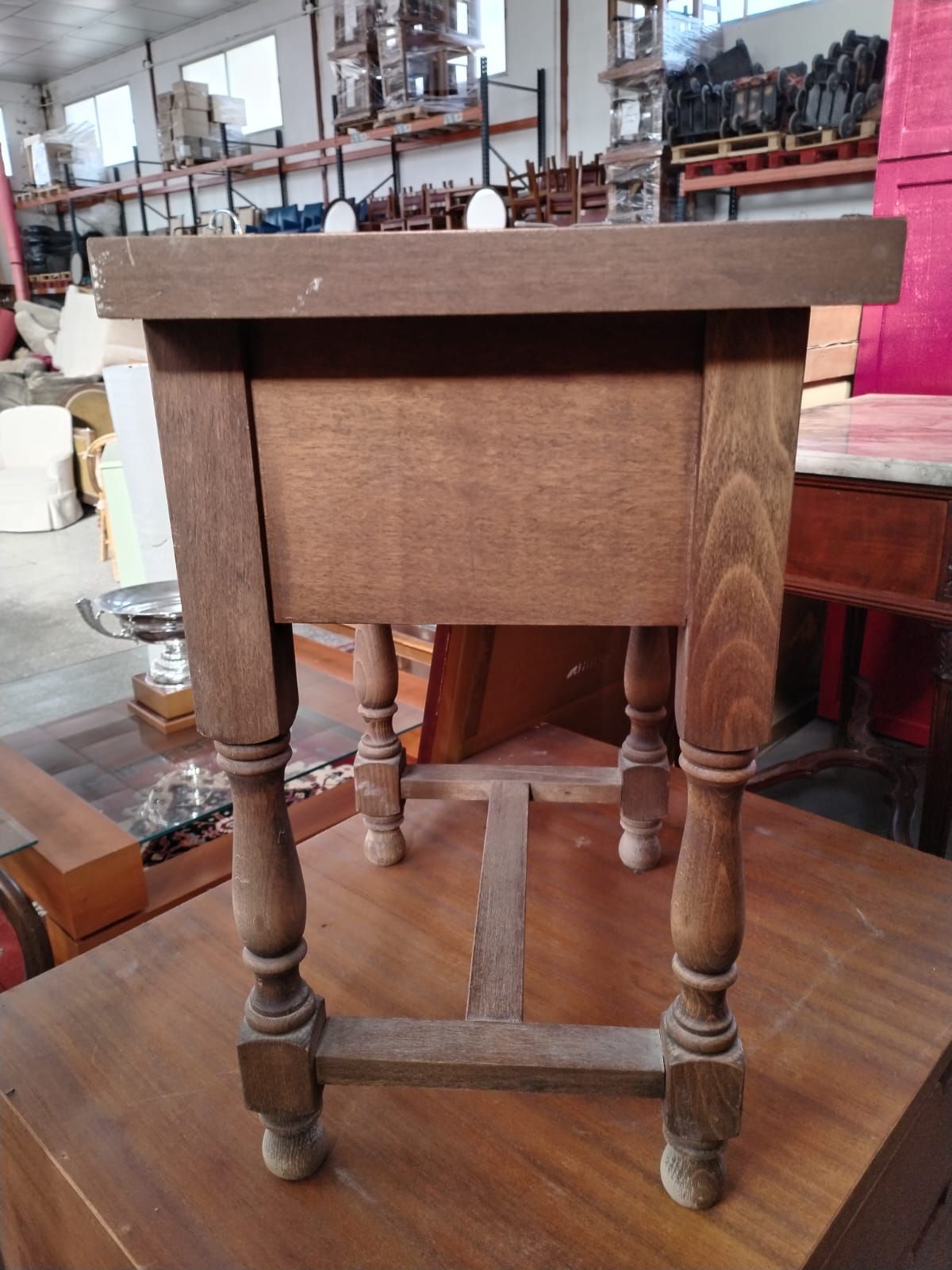 Mesilla de noche rústica de madera con un cajón - miniatura 4