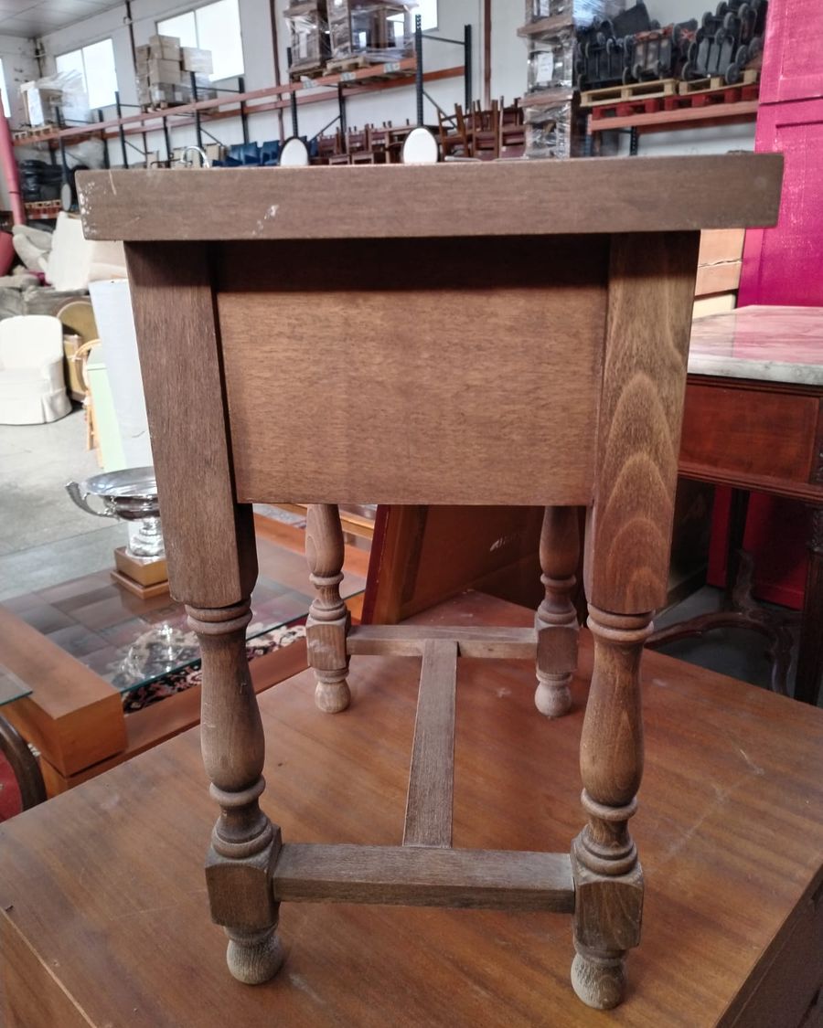 Mesilla de noche rústica de madera con un cajón - imagen 4