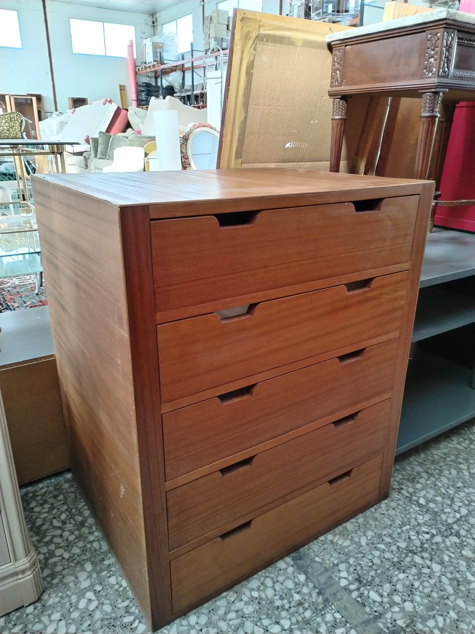 Cajonera de madera moderna con cinco cajones