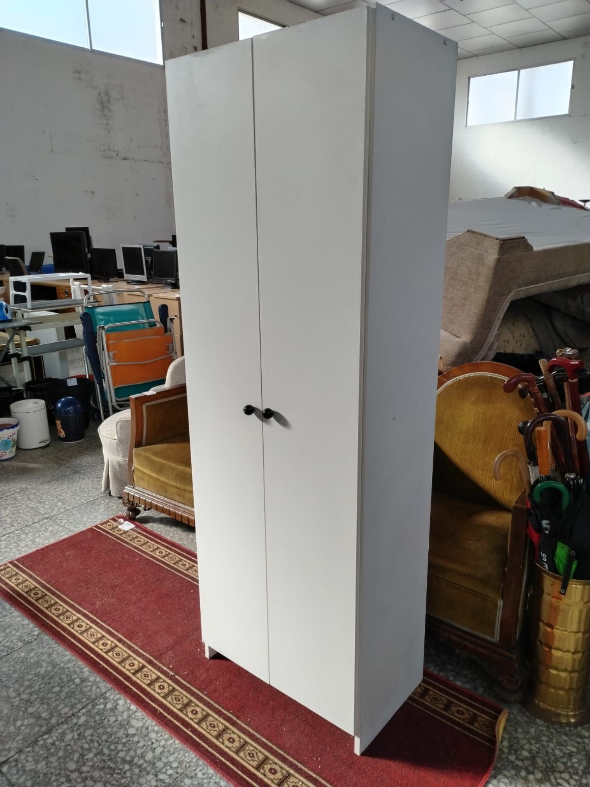Armario blanco de dos puertas