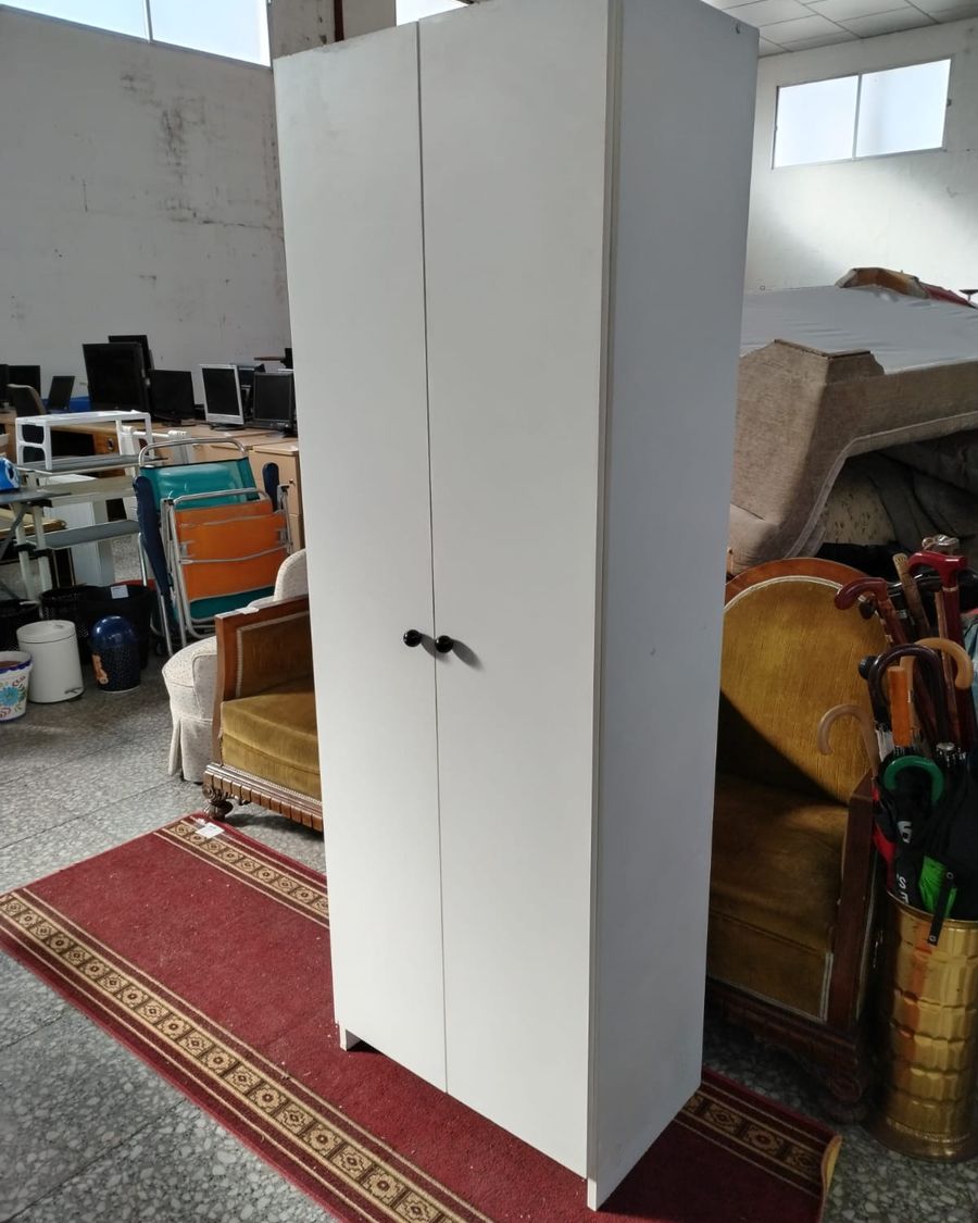 Armario blanco de dos puertas - imagen 2