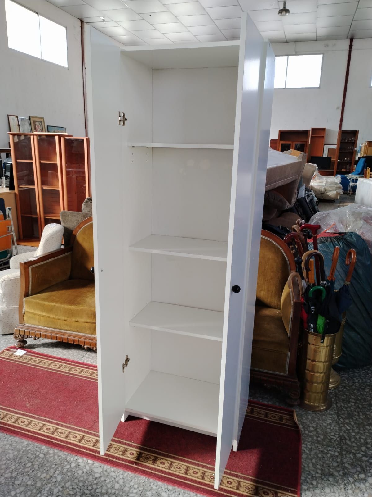Armario blanco de dos puertas - miniatura 3